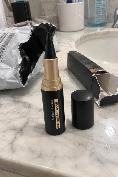 Eyeliner Tenue Longue Durée pour un Look Impeccable au Quotidien — photo d'un client 6